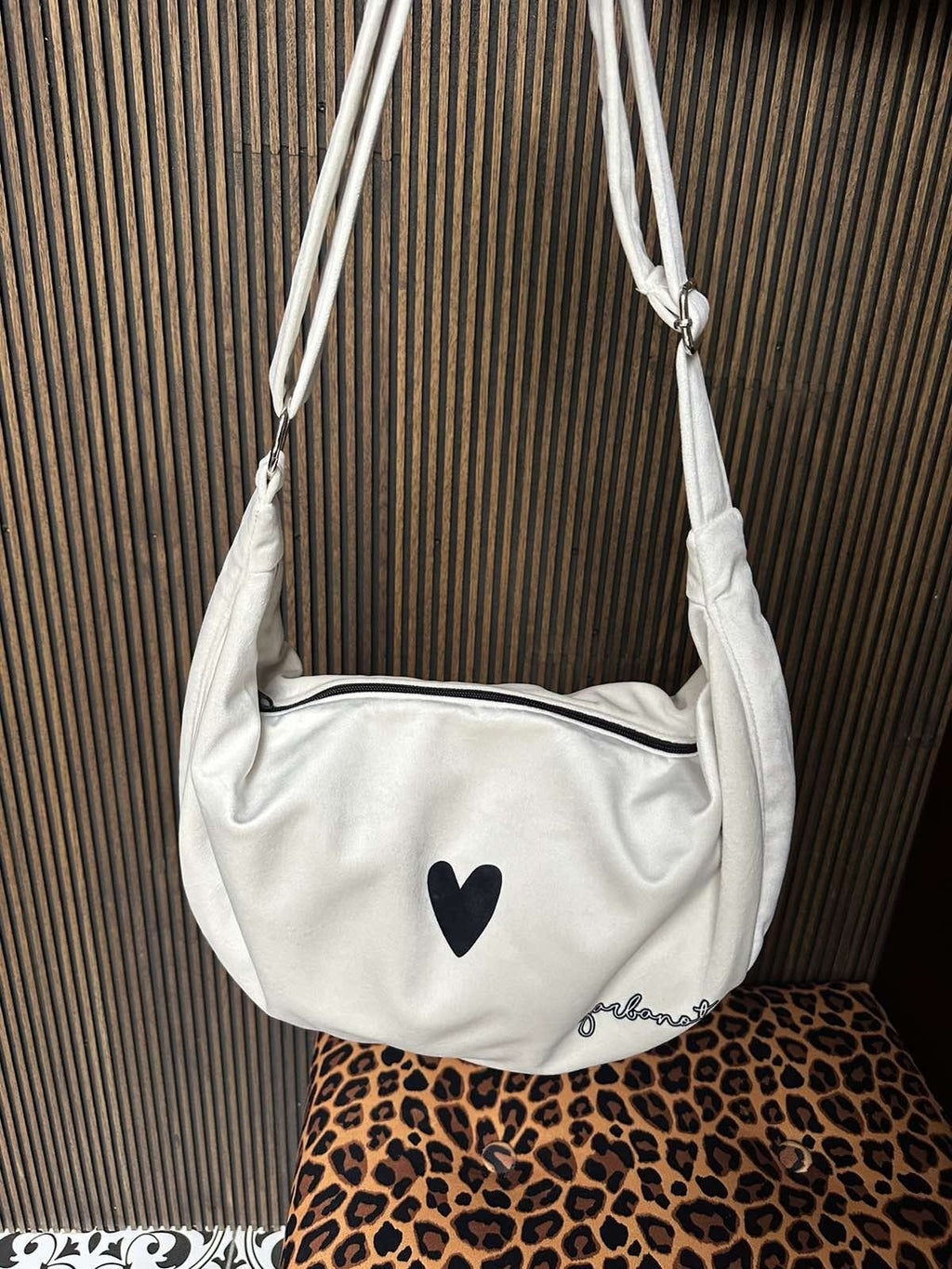 17. Size chart for Garbanota Hobo Bag Heart in medium size, showing dimensions and strap length