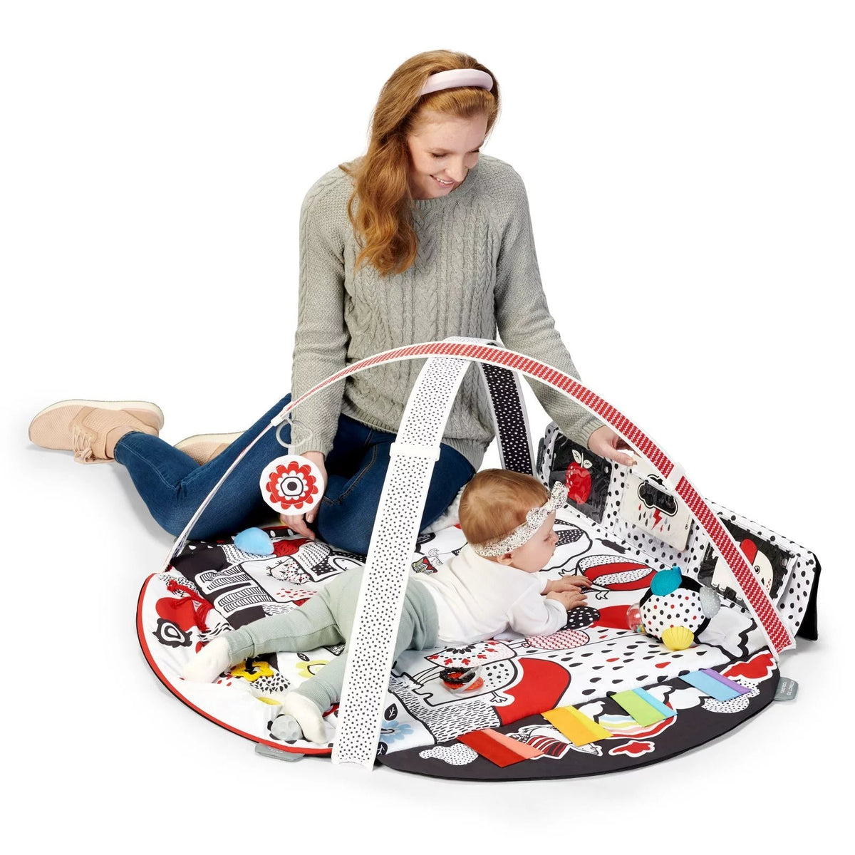 11. Woman playing with baby on Kinderkraft 4SMART sensory mat