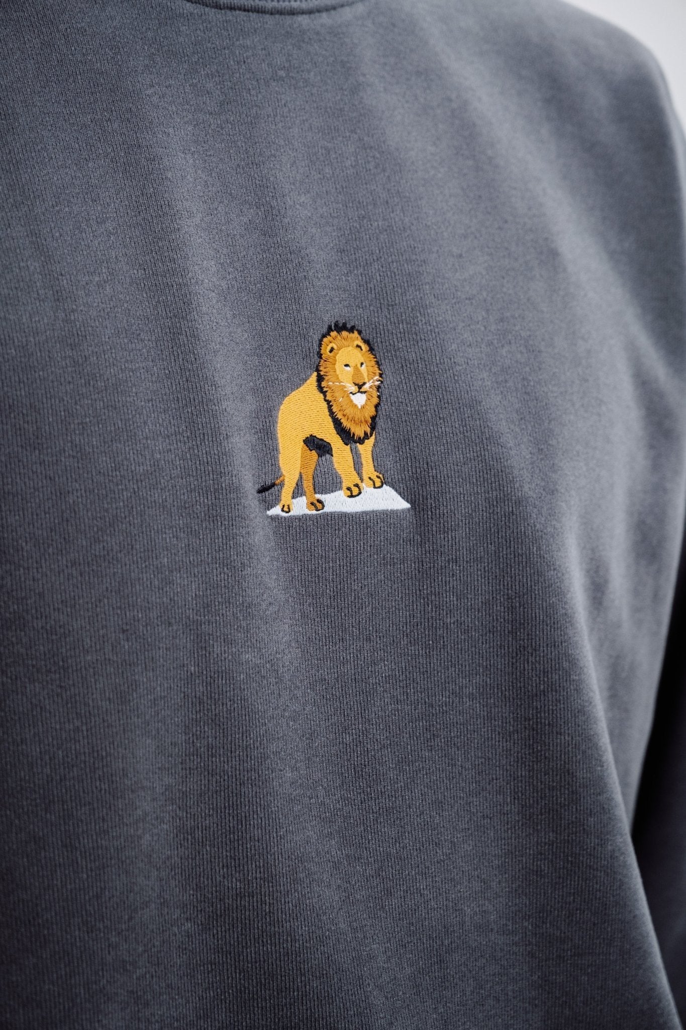5. Detailed close-up of embroidered lion design on anthracite Lion Sweatshirt by Sossu