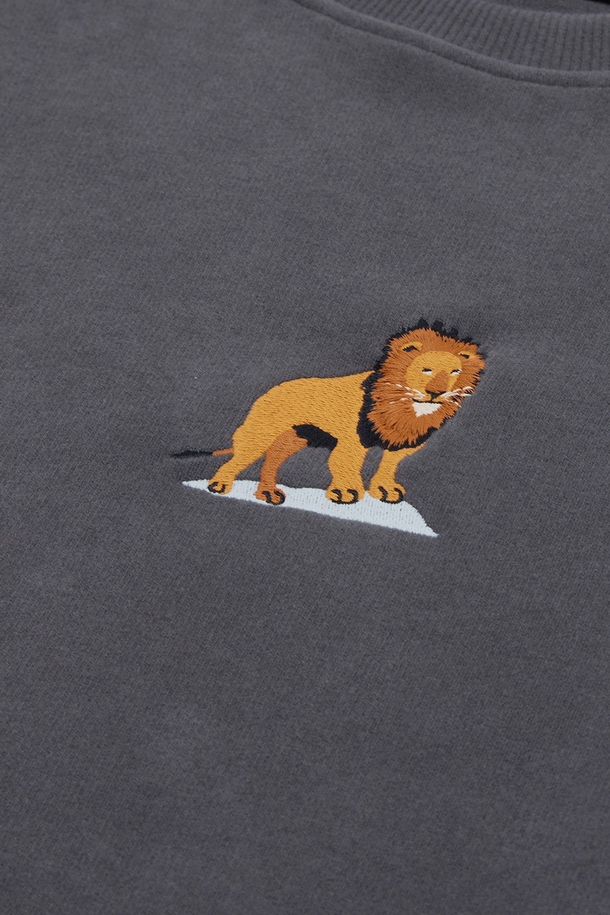 7. Close-up of embroidered lion design on anthracite fabric of Sossu sweatshirt
