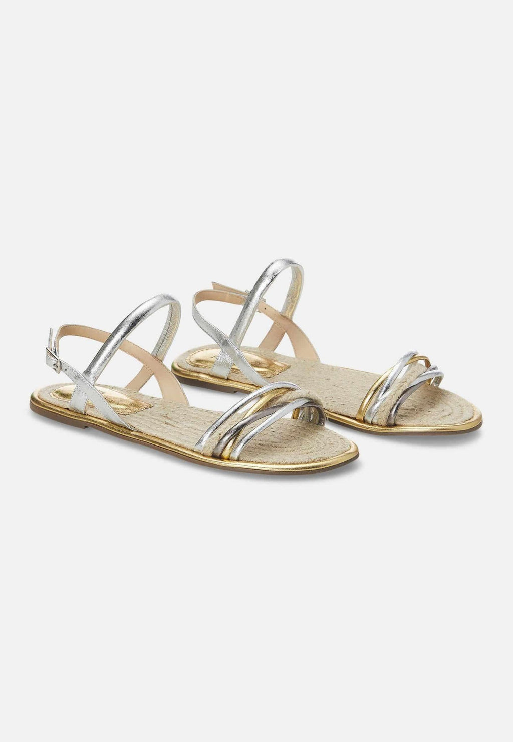 3. Studio shot of Mangará Albizia Women's Sandals with open toe and flat heel, highlighting raffia construction