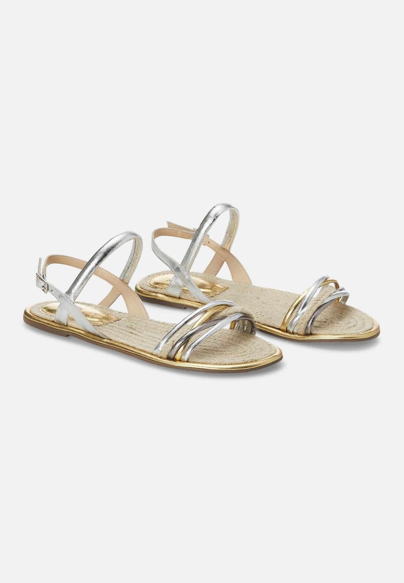 3. Studio shot of Mangará Albizia Women's Sandals with open toe and flat heel, highlighting raffia construction