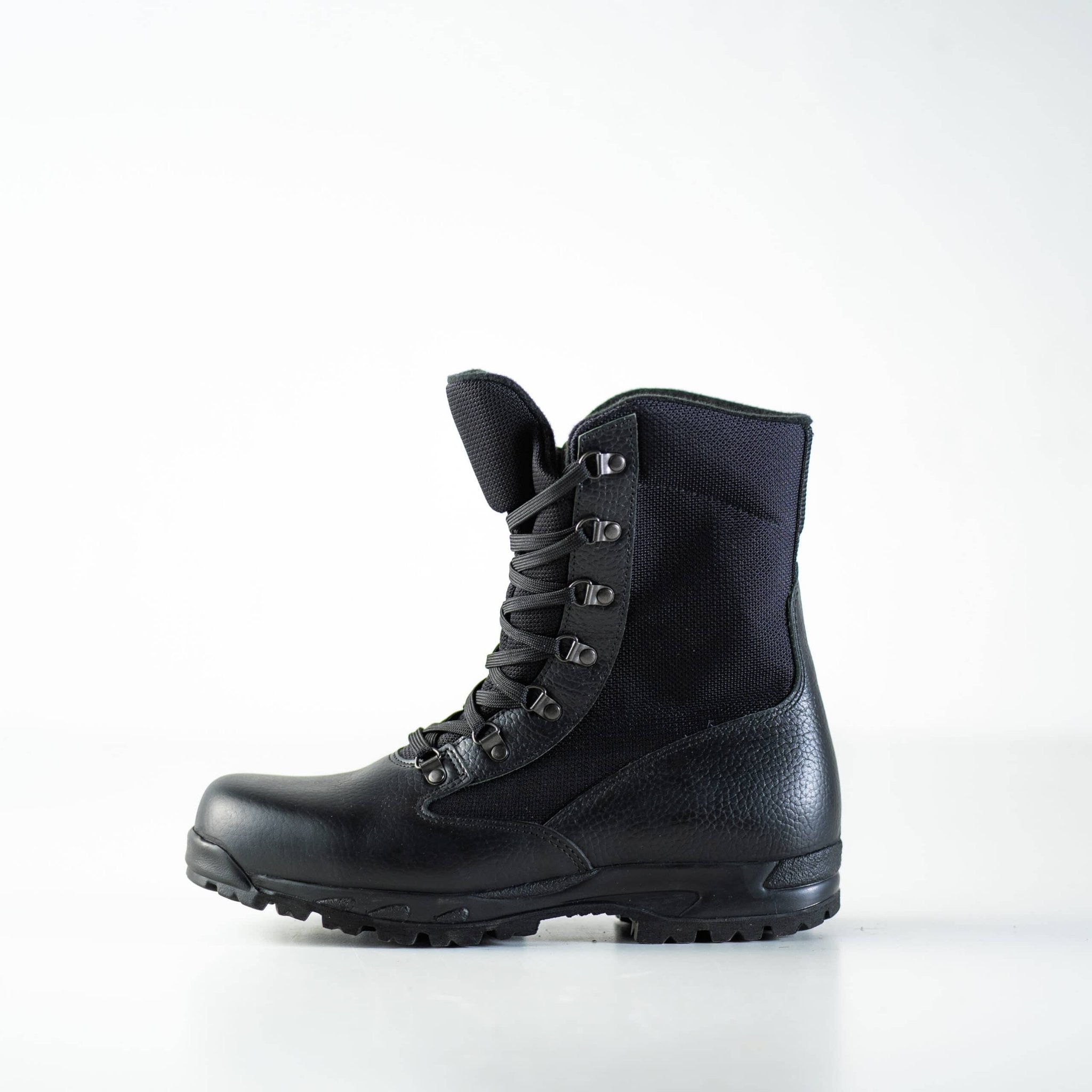 7. Side view of black Samelin 598 Desert Boots Davos with water-repellent leather and textile upper