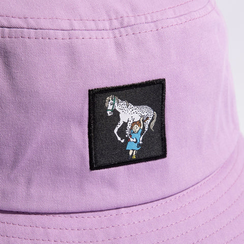 3. Close-up of embroidered Pippi Longstocking patch on lilac bucket hat