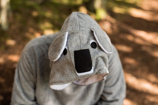 1. Close-up of RÄTT Long-Sleeve Poncho KOALA hood with koala face design in light grey bamboo terry