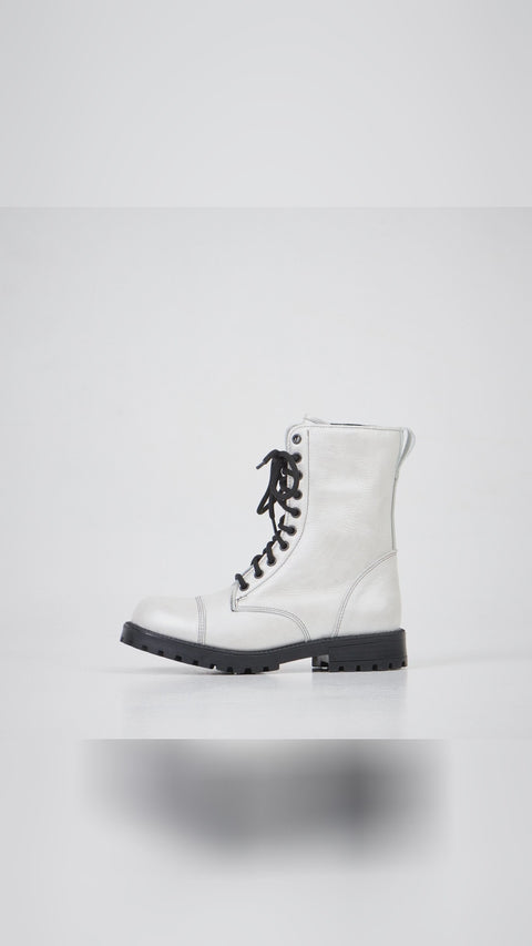 ✨ Experience Samelin style with the 511 Bianco boots! These MadeInEurope beauties in water-repellent leather are designed for any adventure. Sizes 36-42 available. 🌧️ Explore more: https://nooredx.ee/products/511-bianco Europe YoungFashion Boots WomensFootwear