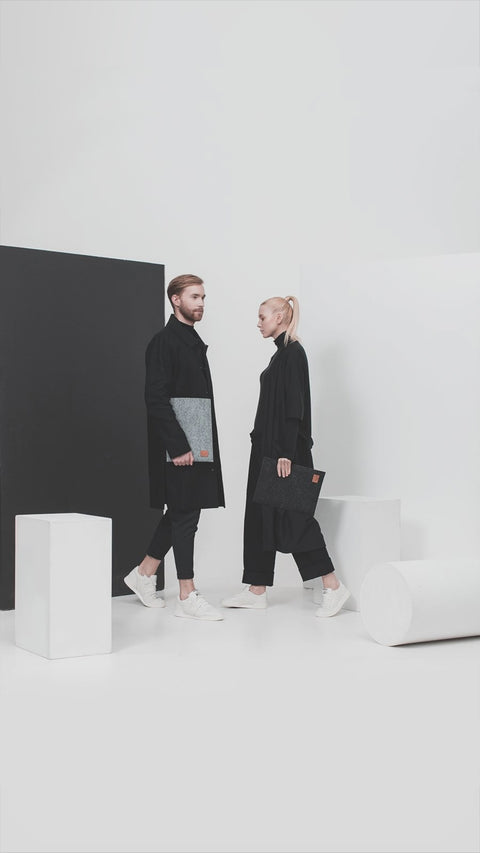 ✨ Ever felt chic protection? This 15'' sleeve knows quality! Step up your tech game with the Bodem Laptop Sleeve—all sleek, all black, all Nordhale. Crafted for your MacBook, it's your new Bestseller staple. Will you chance those coffee spills without it? Keep your style sharp and your laptop safer. Felt that feels fantastic. Find your go-to gear, live slow, stay unique. Dive in deeper—link in bio.