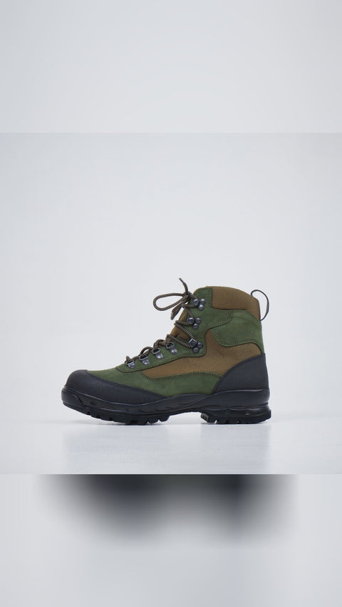 🌲 Ready to face the wild? Samelin 550 Green hiking boots have you covered! With waterproof nubuck leather and a sturdy Vibram sole, they're designed for adventure seekers. Whether you're scaling a mountain or navigating the city, these boots promise unrivaled comfort and protection. Handcrafted in Estonia, these are not just boots; they're your new best trail buddy. Curious about the feel and fit? Head to our bio to explore more. Samelin HikingAdventures EuropeanCraftsmanship