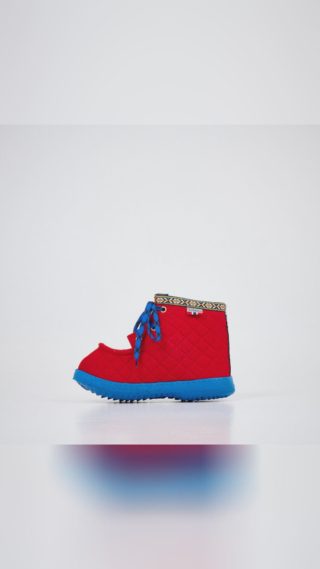 ✨ Nesna Lobben Felt Boots are here! Stylish red with blue soles for cozy, dry feet this winter. Perfect grip, no more slipping! Fit any foot—no left/right hassle. WinterStyle 🔗 https://nooredx.ee/products/nesna-lobben-felt-boots-red NesnaLobben Boots MadeInEurope