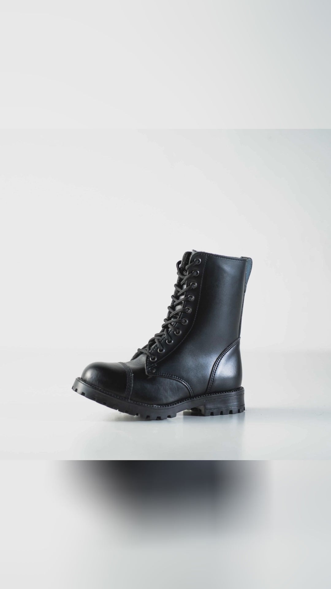 🔥 Ready to conquer winter's chill? Unleash your style with Samelin's 511 Winter boots. Their punk design and water-repellent leather keep you dry and stylish, while the fur lining ensures cozy comfort. Crafted in Estonia with premium materials, they're your go-to for any adventure. Lace-up and never settle for less! Curious? Dive in for details—link in bio. WinterEssentials