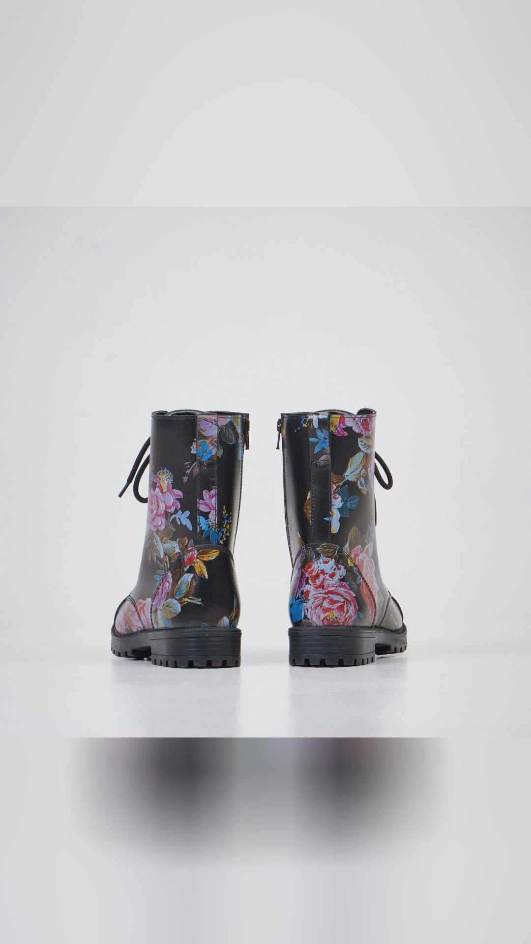 🌟 Have you met the floral boots on everyone's lips? Picture this: a sleek black finish adorned with pink roses. These kicks are the talk of Estonia. Feeling curious? You should be. Unleash your inner trendsetter and experience unmatched comfort. From city strolls to weekend adventures, our Samelin 511 Pink Roses have got you covered. Get ready to transform your footwear game! Curious to know more? Check the link in bio. Samelin EuropeanStyle