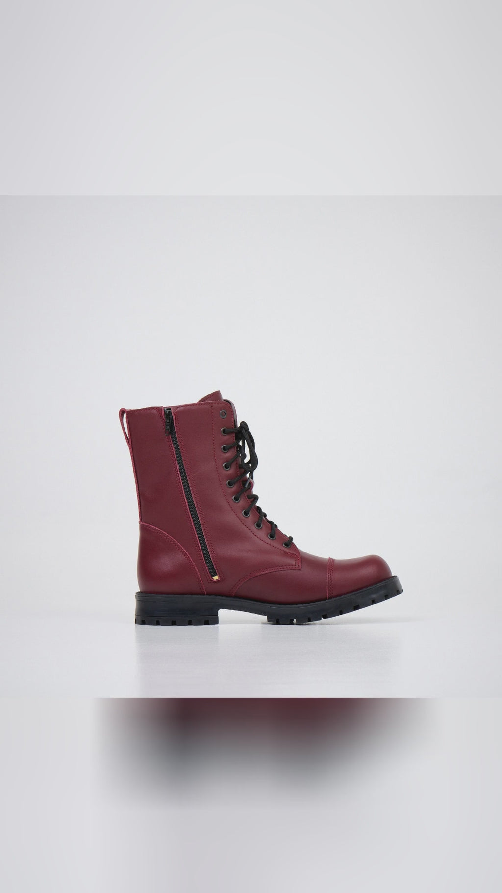 🚶‍♂️ Ready for an adventure or a stroll down the city streets? These Samelin 511 burgundy boots are built for both style and function. With water-repellent leather and a sleek zipper, you'll stay dry and look sharp. From the durable outsole to the antibacterial insole, experience European quality that steps up your game. Discover what makes them a bestseller—grab them while they're hot! For your next staple piece, check the link in bio.