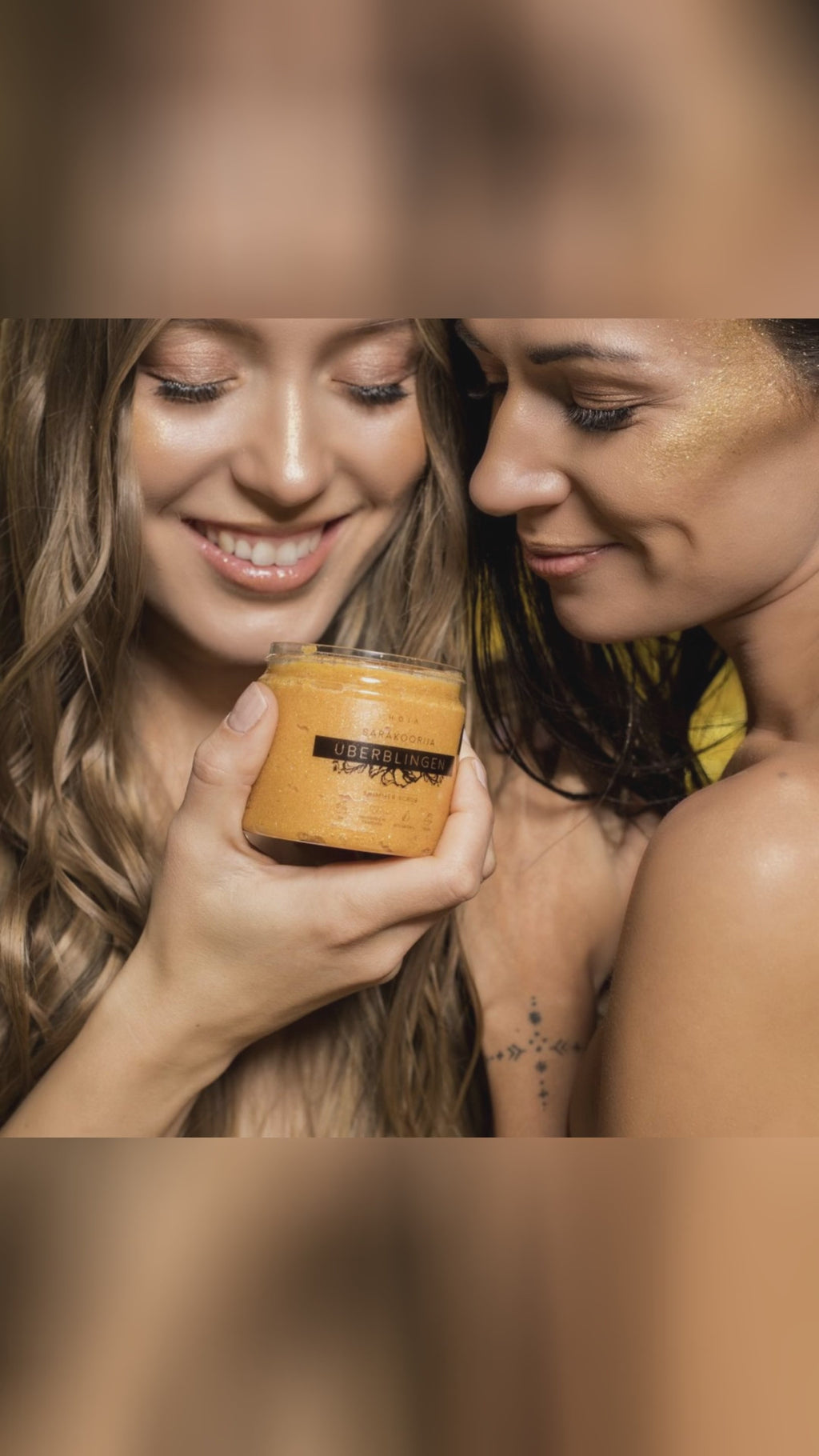 🌸 Ready for radiant skin? Our Shimmering Body Scrub Überblingen has landed! Infused with mandarin & ylang-ylang, this HOIAhomespa gem promises silky, glowing skin worth flaunting. Eco chic never felt so lush! Made in Estonia, this 100% natural scrub is your ticket to an at-home spa experience. Perfect for every self-care ritual. Psst... every HOIA order this December includes a free minty body cream surprise. Don't miss this exclusive treat! Click link in bio for all the glow. BeautyRevealed
