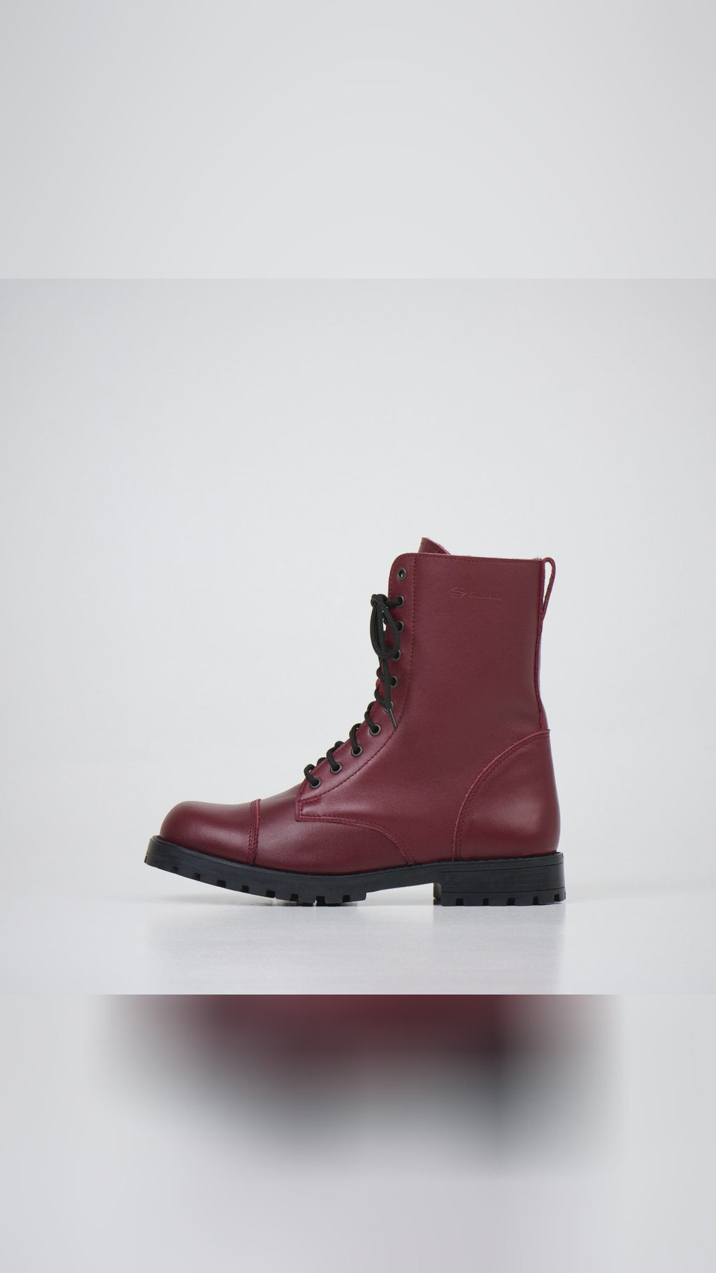 🛍️ Need winter boots that do it all? Meet the 511 Burgundy—perfect for those chilly days. With a fur lining and water-repellent leather, they're your new best winter companions. Slip them on with ease thanks to the side zipper. Crafted in Estonia, these boots offer European charm and quality. Ready for any adventure, they'll keep you cozy and stylish. Explore Estonia vibes with every step. Want to know more? Tap the link in bio and discover why they're a bestseller! Samelin
