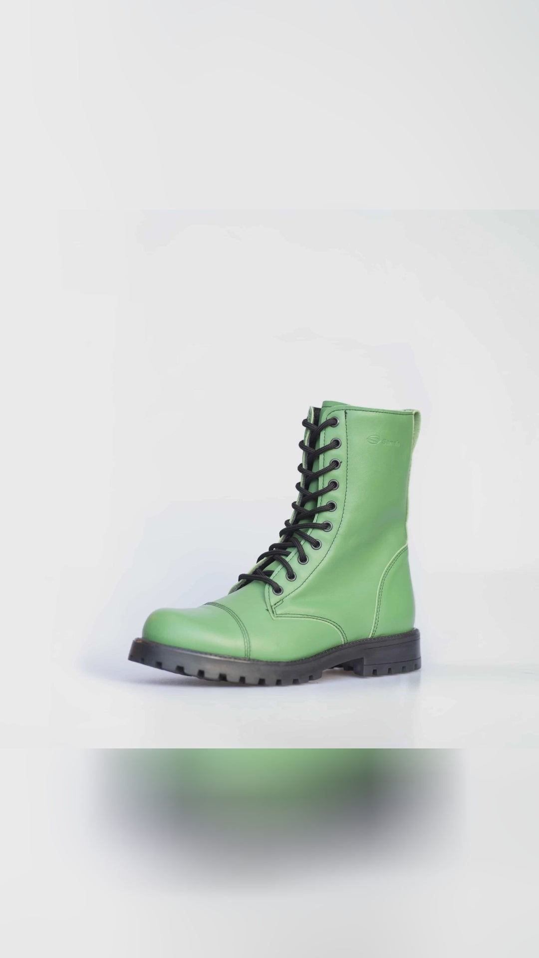 🍏 Dare your boots to be this bold? Meet 511 Granny Smith by Samelin: unisex, water repellent natural leather with texture, grippy TR outsole, airy lining. EU-made in Estonia for everyday miles. Style with black denim or a clean white set; let the green talk. Save for outfit inspo and share with your color-first friend. Want the switch-up? link in bio. Boots MadeInEurope