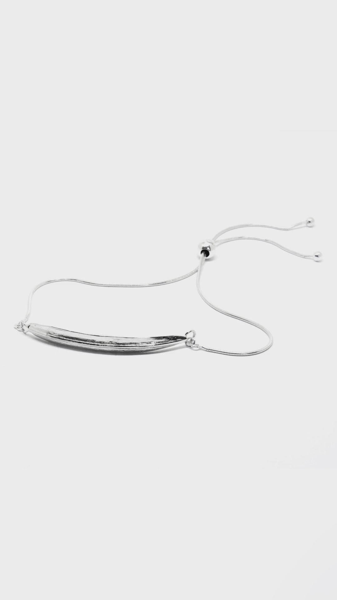 🌿 A little spring for your wrist.

SPRING Leaf by Agnes Veski Jewellery — Silver 925, adjustable chain, ~4.3 g. Handmade in Estonia, gift-ready. #MadeInEurope

Use code SOCIAL10 for 10% off.
Shop: https://nooredx.ee/products/bracelet-spring-leaf
#NooredX #Bracelet #Europe #YoungFashion
