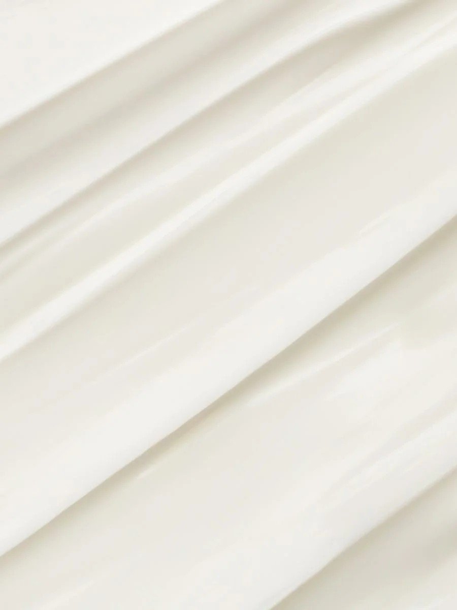 4. Close-up of creamy texture of Magrada Organic Cosmetics linden flower conditioner, highlighting rich hydration