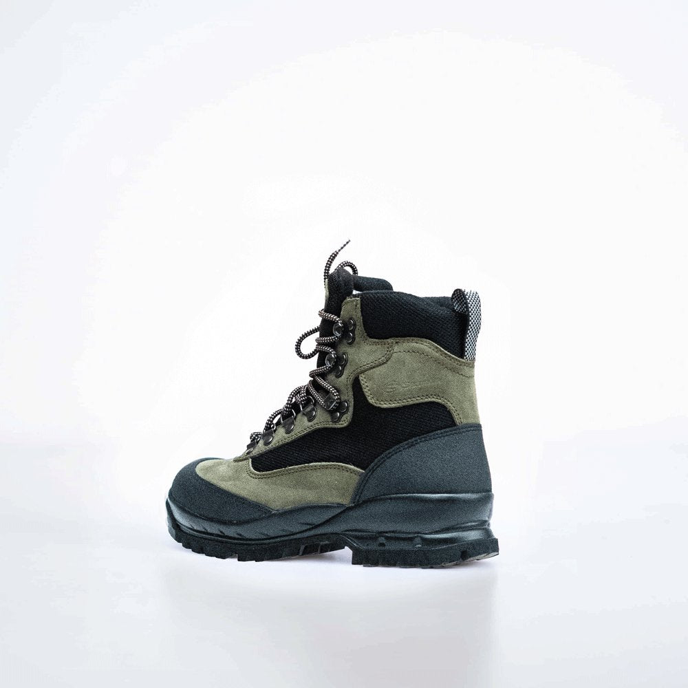 2. Side view of Samelin 550 Lichene hiking boots in green and black, studio shot