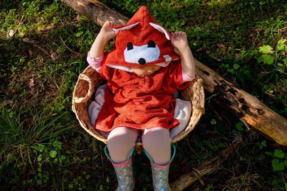 2. Size chart for RÄTT Short-Sleeve Poncho FOX for kids, showing sizes 122 to 150 with width and length measurements