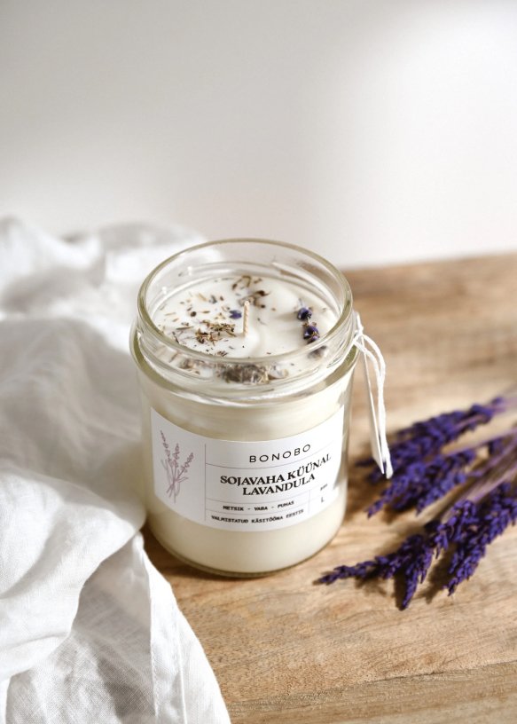 4. Studio shot of BONOBO Lavandula scented candle with lavender decoration on wooden surface