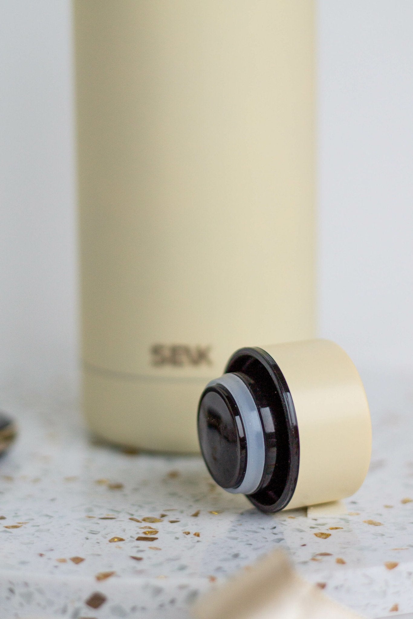 3. Close-up of SEIK Unista water bottle cap, highlighting vacuum-insulated design