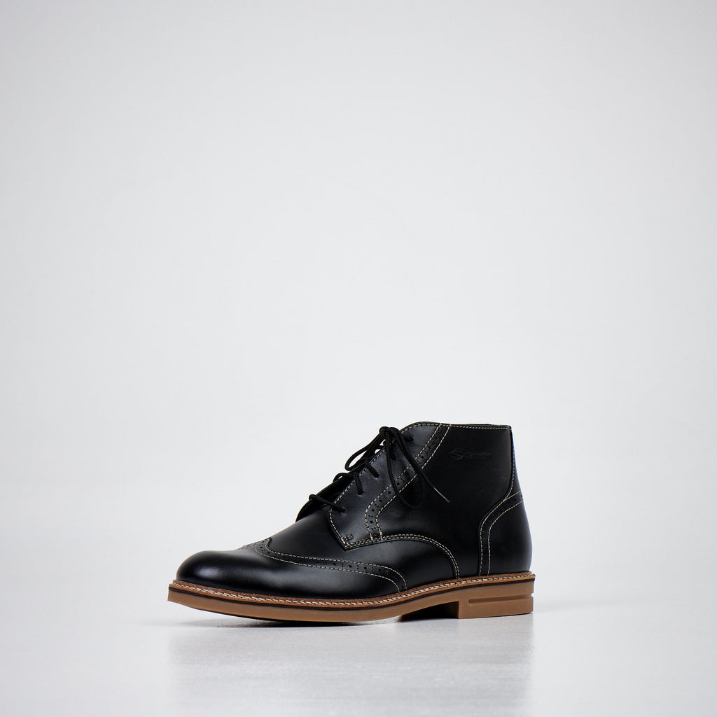 1. Studio shot of Samelin Black Ankle Boots 424 showcasing dyed natural leather upper and non-slip rubber sole