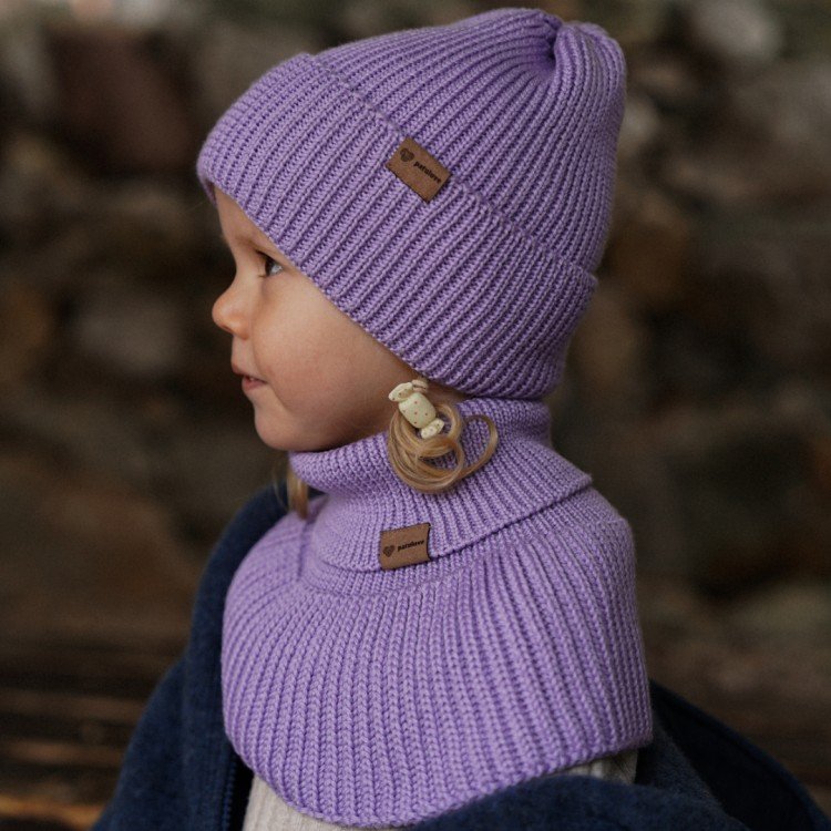 5. Child in lilac merino wool tube scarf and hat, side profile with ribbed texture and Patulove logo