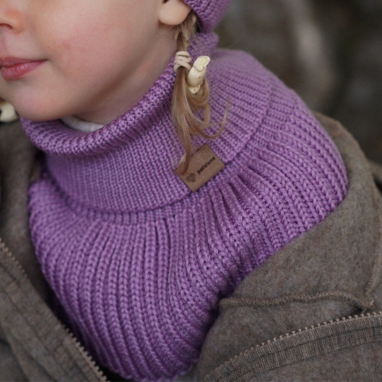 1. Child wearing lilac merino wool tube scarf and matching hat, showing ribbed texture and Patulove logo, outdoors