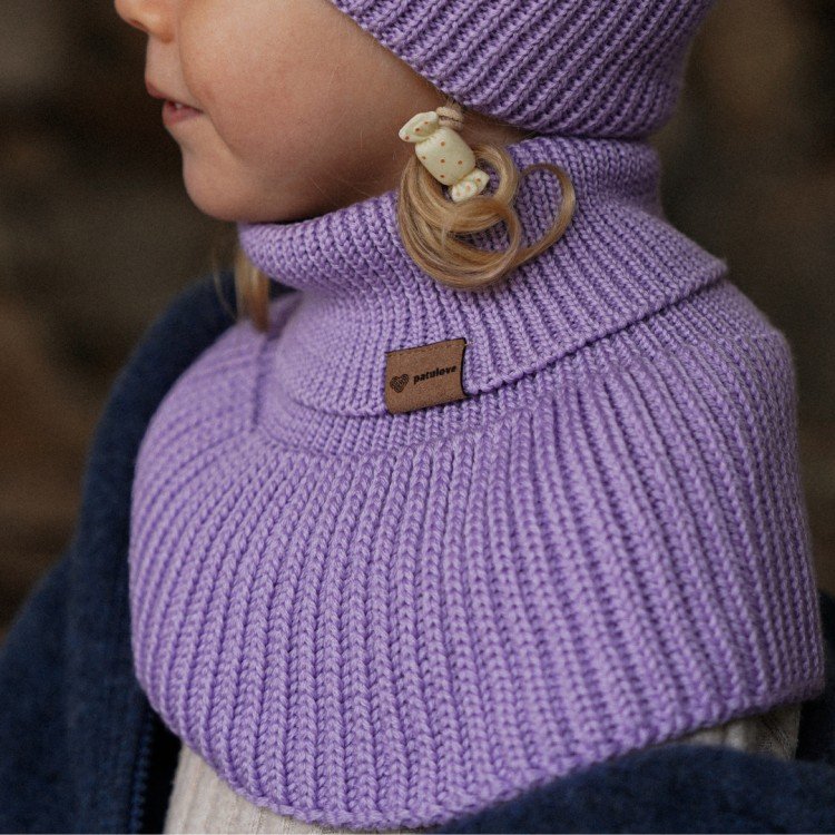 3. Child in lilac merino wool tube scarf and hat, side view showing ribbed texture and Patulove logo