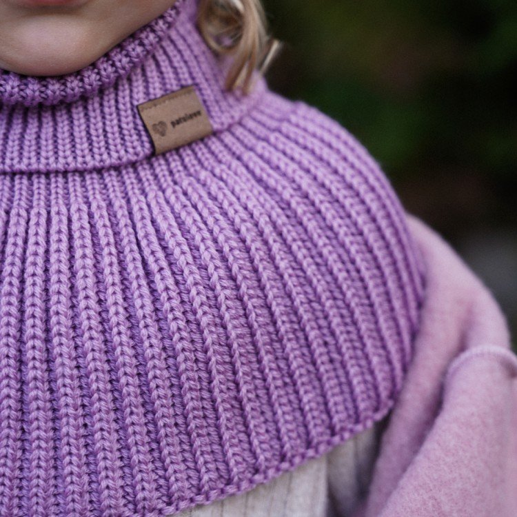 2. Close-up of lilac merino wool tube scarf on child, highlighting ribbed design and Patulove logo