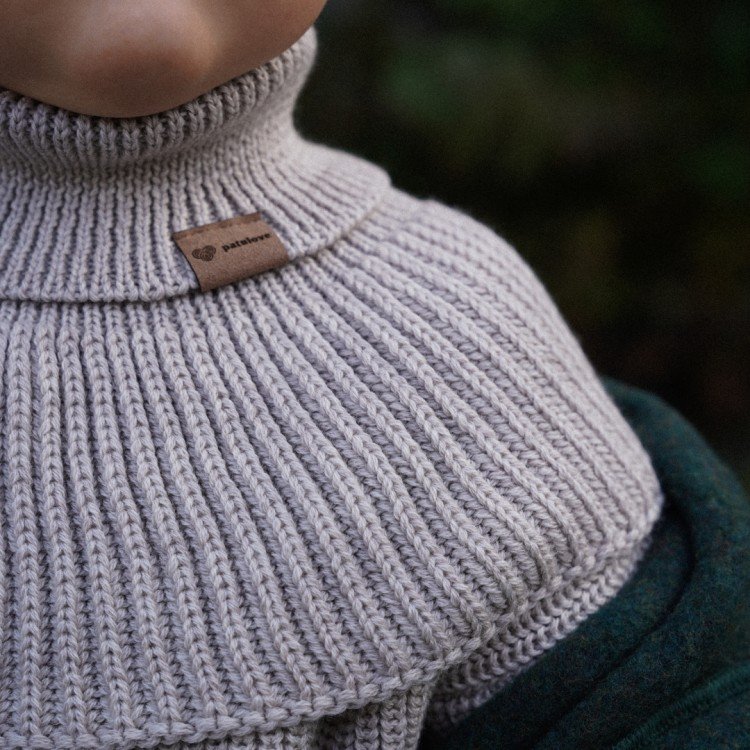 3. Close-up of Patulove oat merino wool tube scarf showing ribbed texture and logo tag