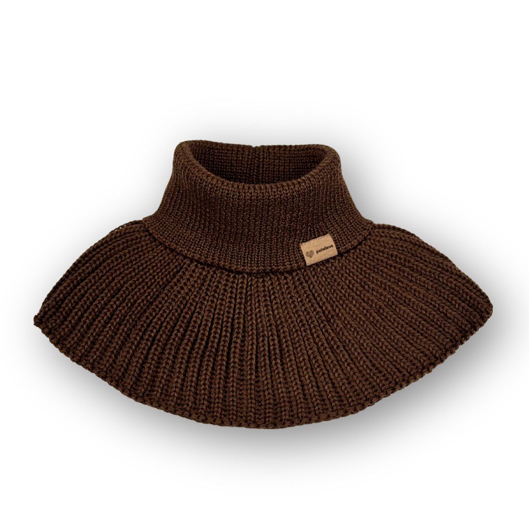 2. Toffee-colored merino wool tube scarf for kids by Patulove, shown in studio setting with ribbed texture and brand tag, designed to cover neck, nape, shoulders, and chest.