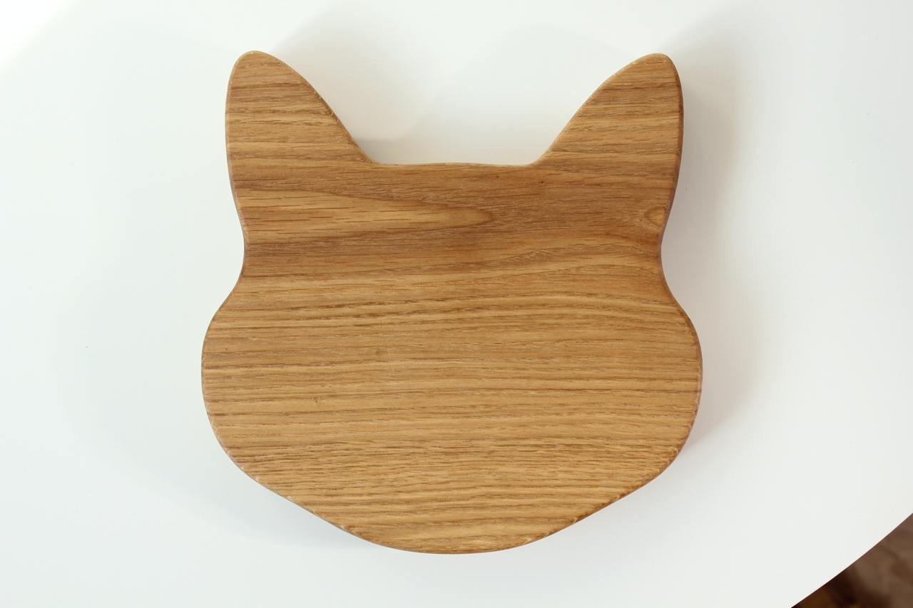 3. Back view of corgi-shaped wooden plate for kids, showcasing the natural wood grain and smooth finish