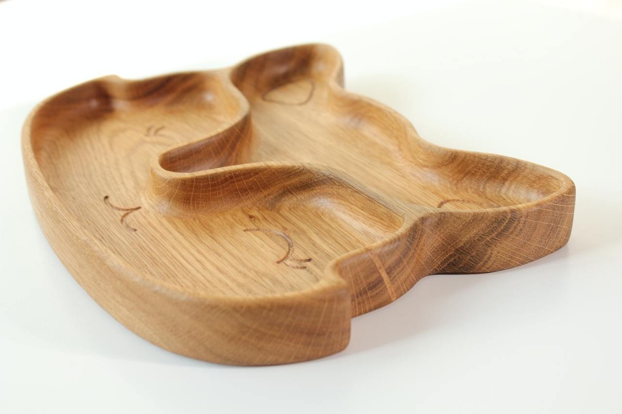 5. Close-up of wooden fox-shaped plate with two sectors, emphasizing natural wood grain and engraved details