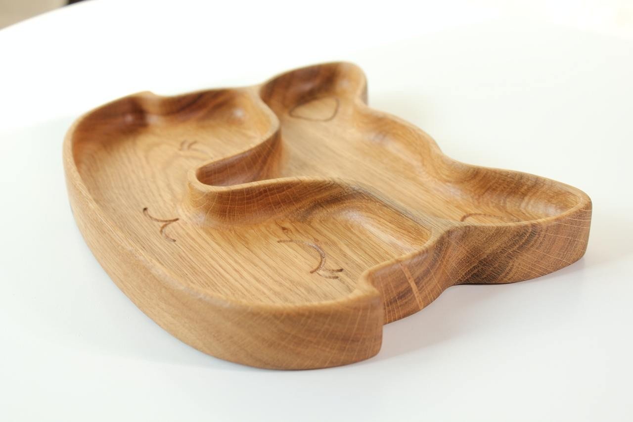4. Angled view of wooden fox-shaped plate with two sectors, showcasing smooth edges and engraved features on white background
