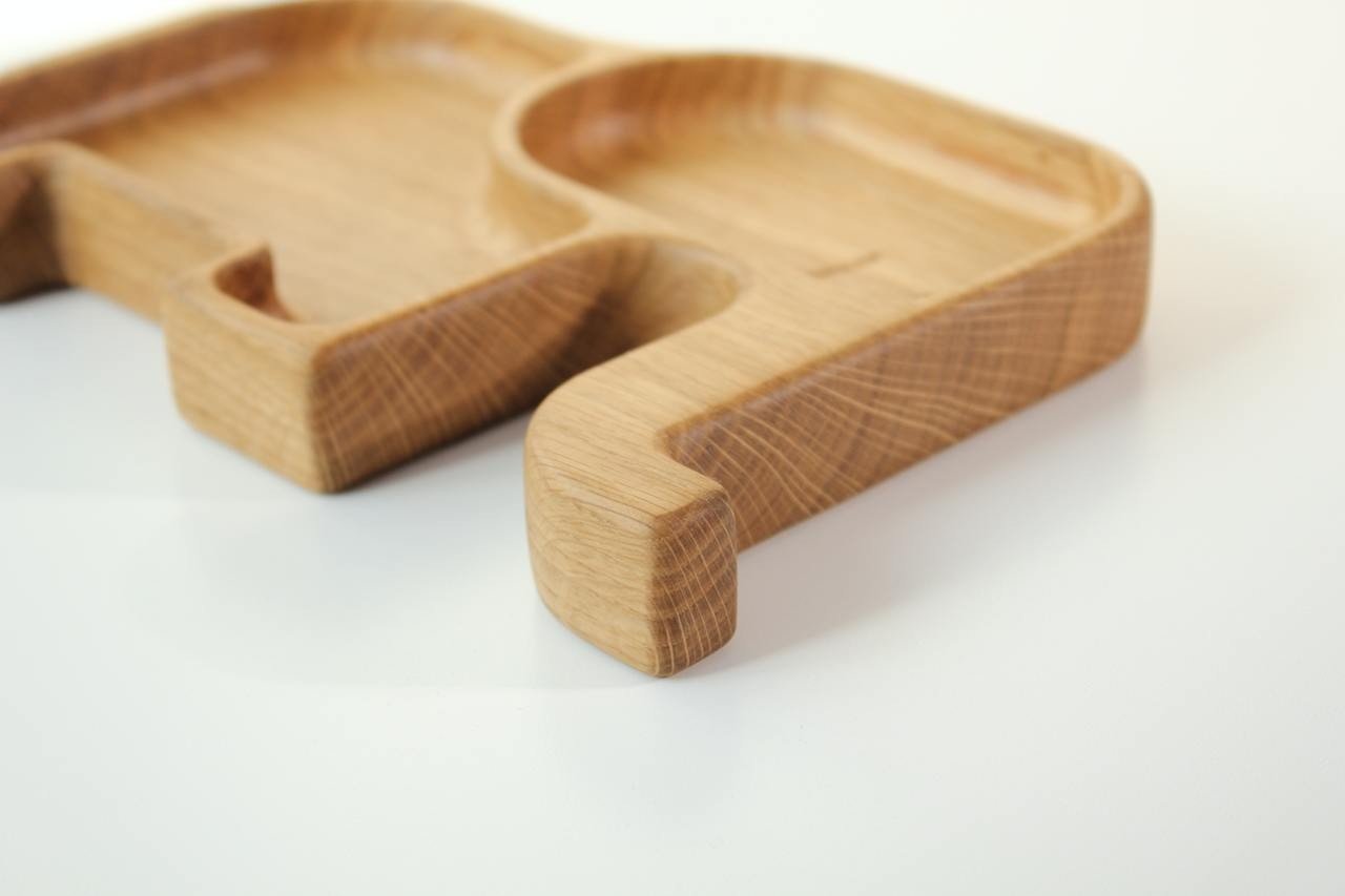 3. Close-up of the smooth edge and sector detail of a wooden elephant-shaped kids plate